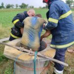 Спасатели вытащили мужчину из 10-метрового колодца в Винницкой области