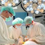 Во Львове врачи удалили сразу 3 опухоли на ноге у девочки