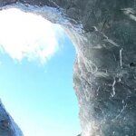 Обвал ледниковой пещеры в Исландии: двое туристов травмированы, двое пропавших