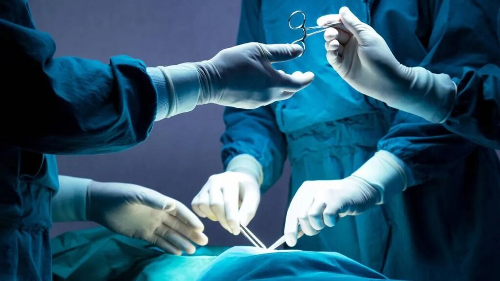 Имела женские половые органы внутри и мужские — снаружи: в «Охматдете» прооперировали 12-летнюю девушку