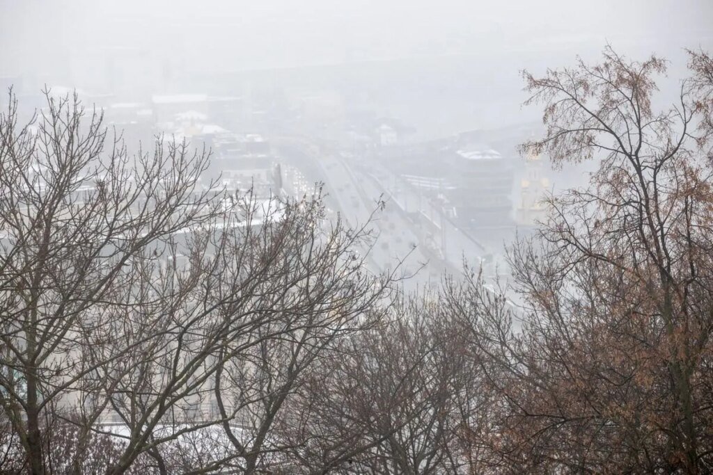 Уровень загрязнения воздуха в Киеве низкий, датчики могут показывать неточные данные из-за тумана — КГГА