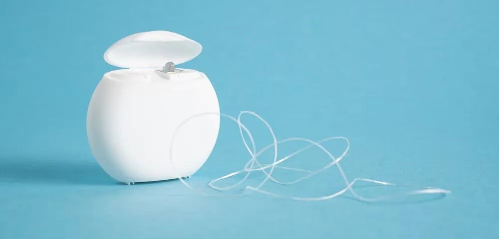 Зубная нить как защита от инсульта: ученые обнаружили неожиданную связь