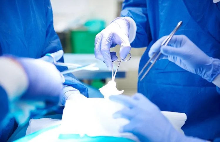 Во Львове врачи удалили килограммовый клок волос из желудка 15-летней девочки