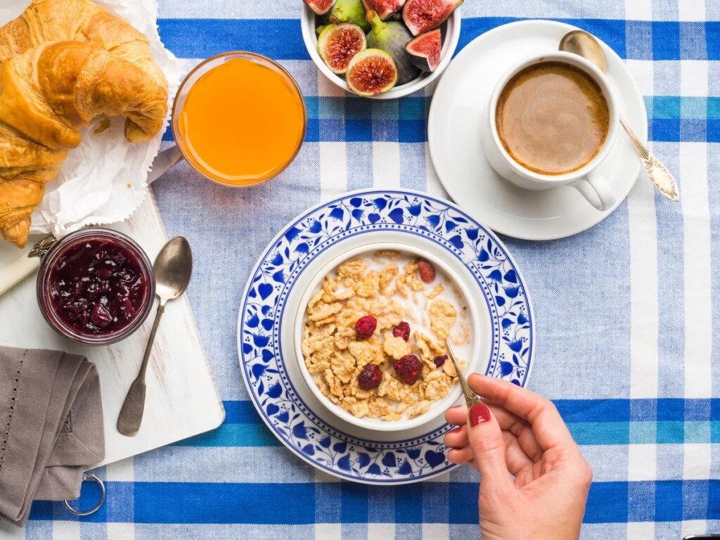 Полезные завтраки для энергии и хорошего настроения: 5 вкусных рецептов