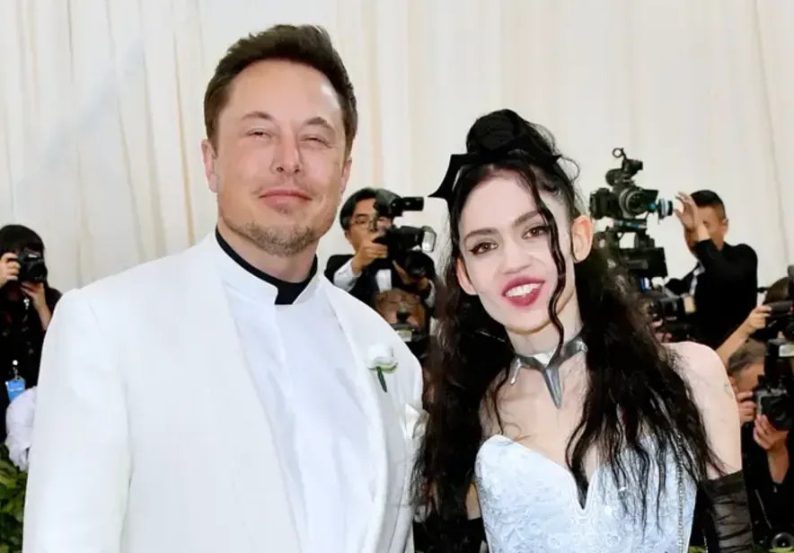 Grimes прислала тревожное сообщение Маску об их ребенке во время его выступления с бензопилой