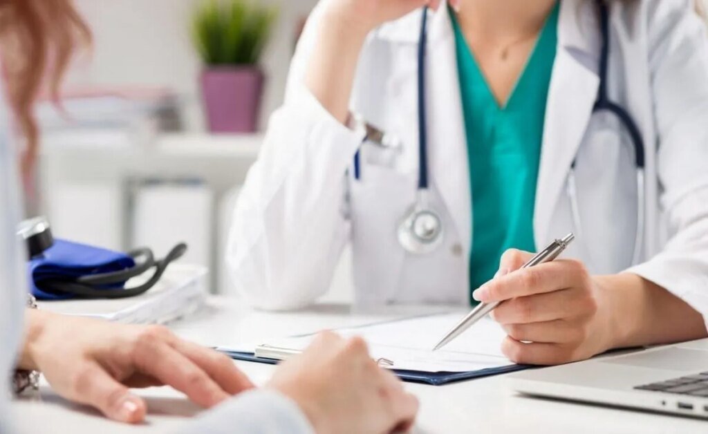 Минздрав разъяснил, когда нужна нотариальная копия медицинской выписки