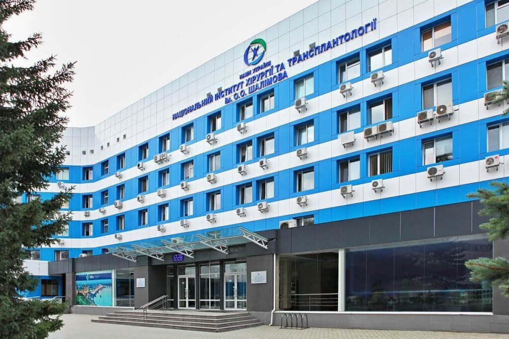 В институте им. Шалимова провели уникальную операцию по удалению гигантского тромба, который достиг сердца.