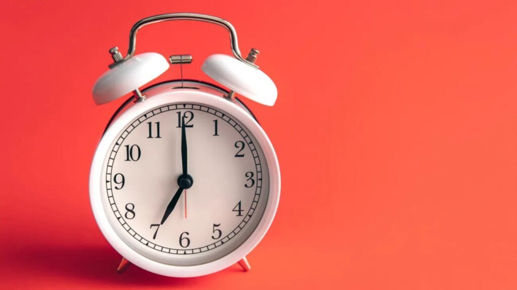 Переход на «летнее время»: переведут ли стрелки часов в Украине, и как это влияет на организм