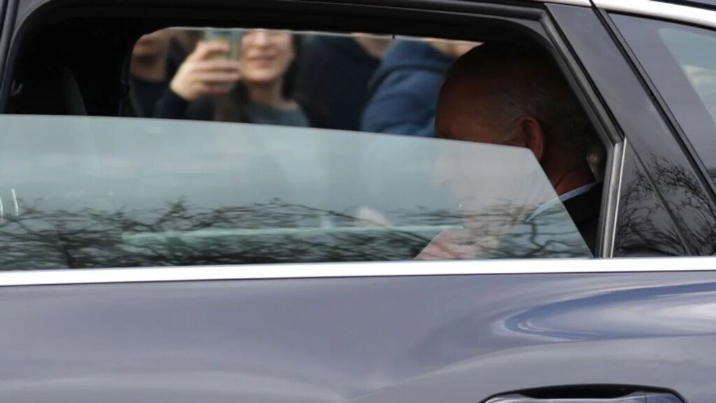 Короля Чарльза III впервые увидели на публике после того, как он испытал побочные эффекты от лечения рака