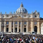 Пасхальная месса в Ватикане началась без Папы Римского: он продолжает выздоравливать после пневмонии