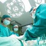 В Британии врачи провели уникальную операцию: ребенка «родили дважды», чтобы спасти жизнь матери с раком