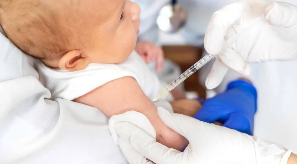 Защита от рака печени и деменции: ЦОЗ о неожиданной пользе вакцинации