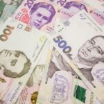 В Украине планируют увеличить зарплаты медикам на территориях активных и возможных боевых действий: сколько будут получать