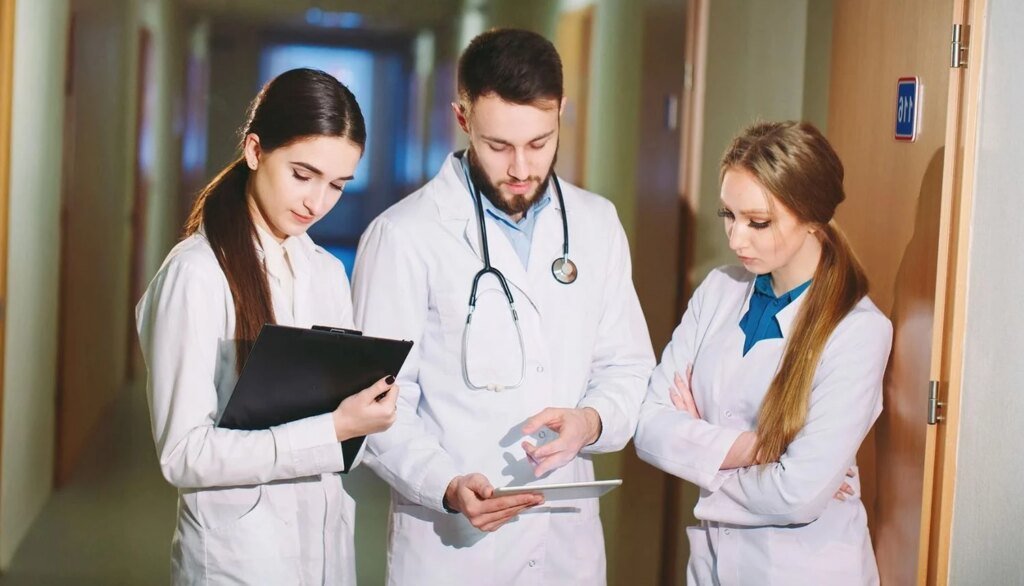 Молодые врачи могут подать заявку на получение 200 тыс. грн от государства: подробности