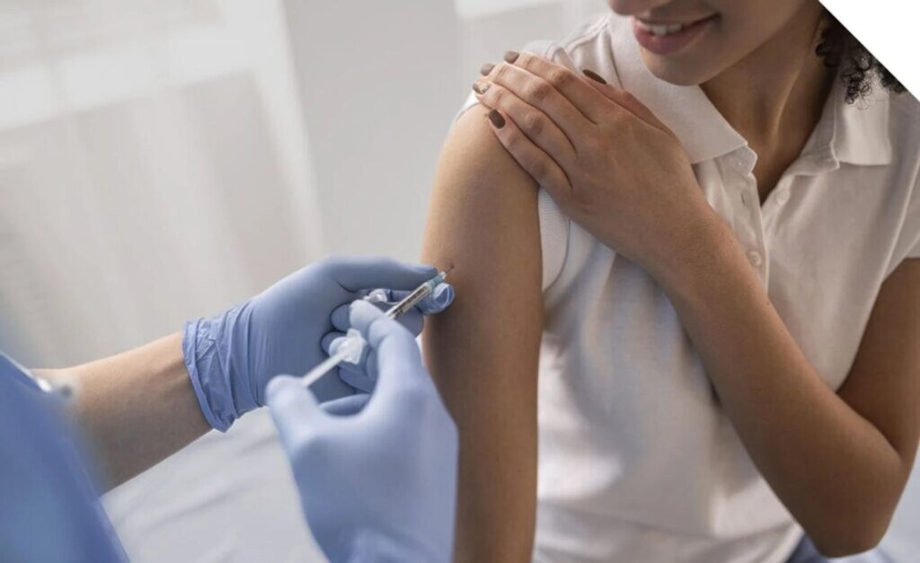 Когда делать прививку от гриппа и как долго длится защита: в начале эпидсезона врач ответил на основные вопросы