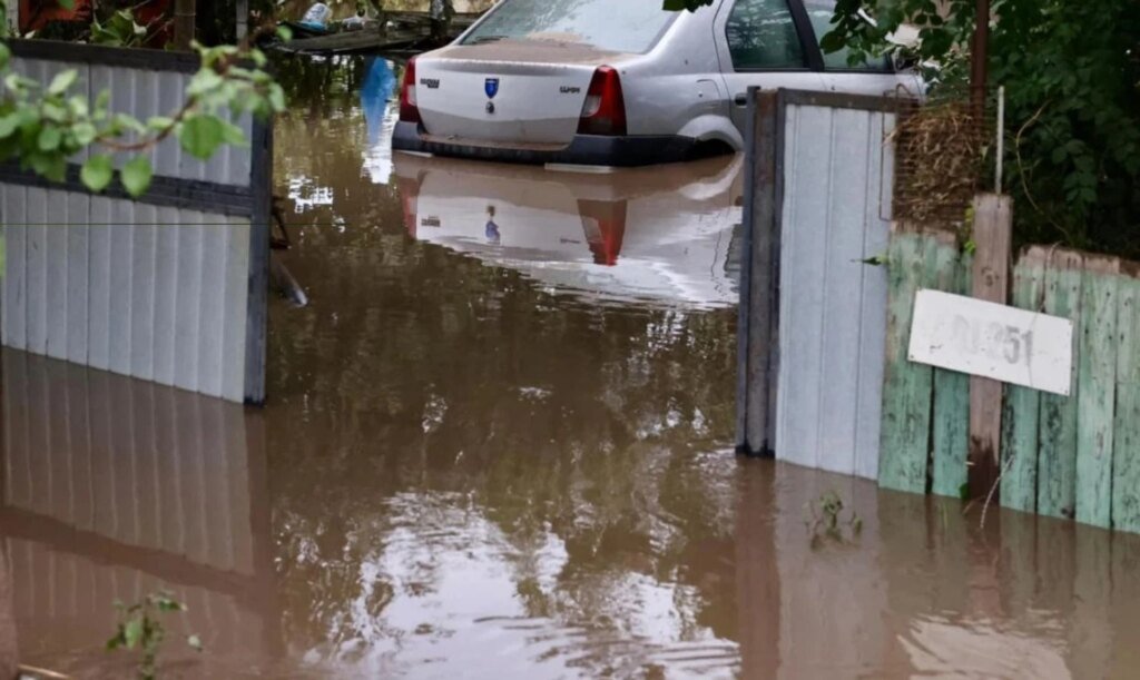 Как избежать инфекций на фоне опасных ливней: советы от Центра общественного здоровья