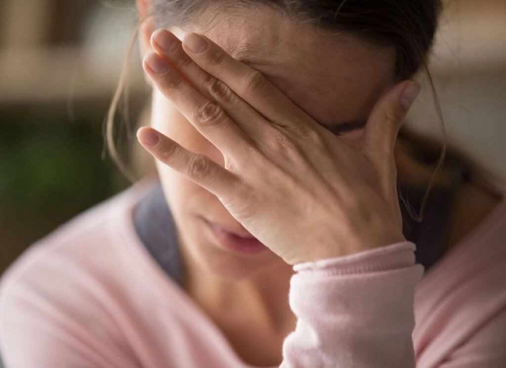 Исследователи обнаружили неожиданную связь между самооценкой и выгоранием: какова роль негативных мыслей