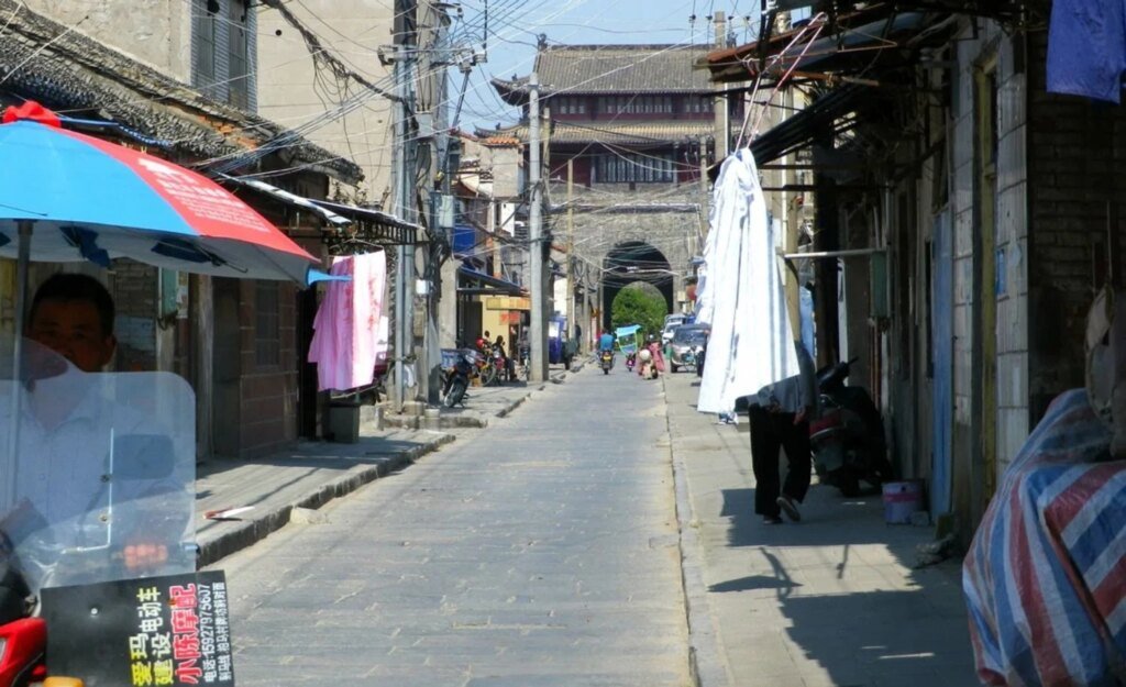 Выгуливают собак и сопровождают к врачам: китайские компании по недвижимости меняют профиль из-за проблем на рынке