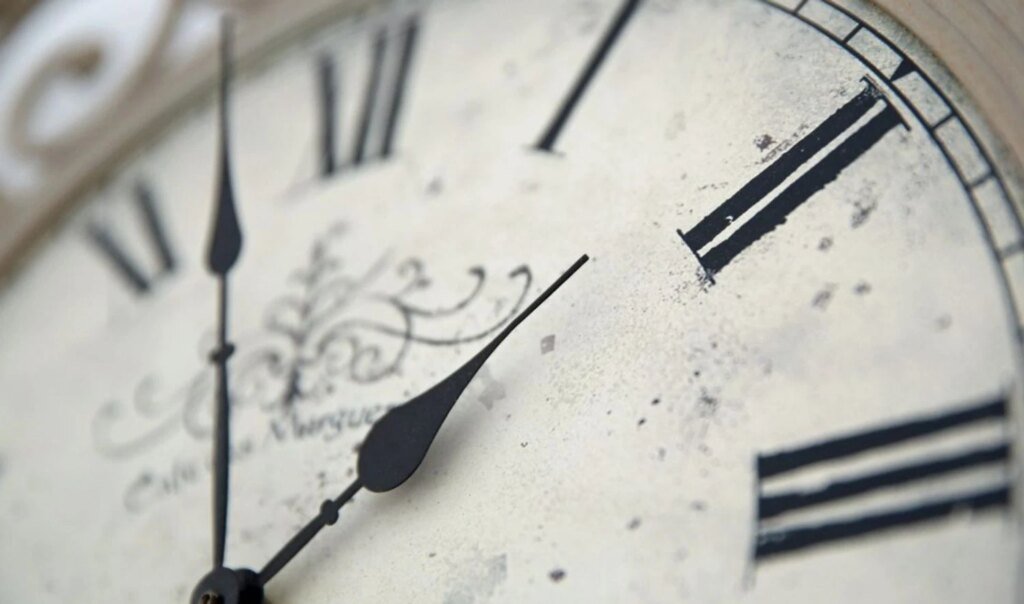 Переход на "зимнее время": когда переводить стрелки часов в Украине и как это влияет на организм