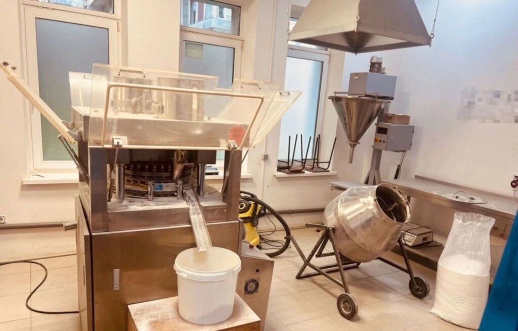 Продавали фальшивые БАДы под видом госпрограммы, обманув пенсионеров: четверым киевлянам объявили подозрение