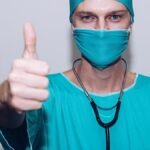 Кабмин увеличил до двух раз повторную сдачу квалификационного экзамена для медиков в условиях военного положения