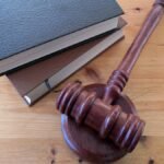 Суд освободил от наказания врача, который требовал у пациентки деньги за протез и угрожал его удалением