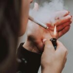 Курение всего нескольких сигарет ежедневно повышает риск сердечного приступа на 50%: исследование ученых