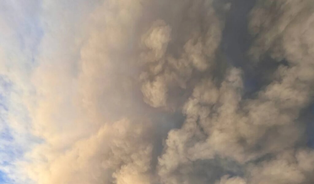 Над Львовом густой дым после атаки рф: мэр говорит, угрозы для здоровья нет, но советует закрыть окна