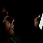 Использование телефона ночью связано с повышенным риском суицидальных мыслей у взрослых — исследование