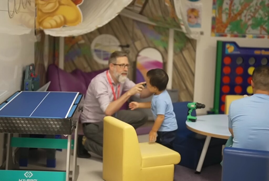 Мальчик с редким заболеванием поразил врачей после впервые примененной генной терапии