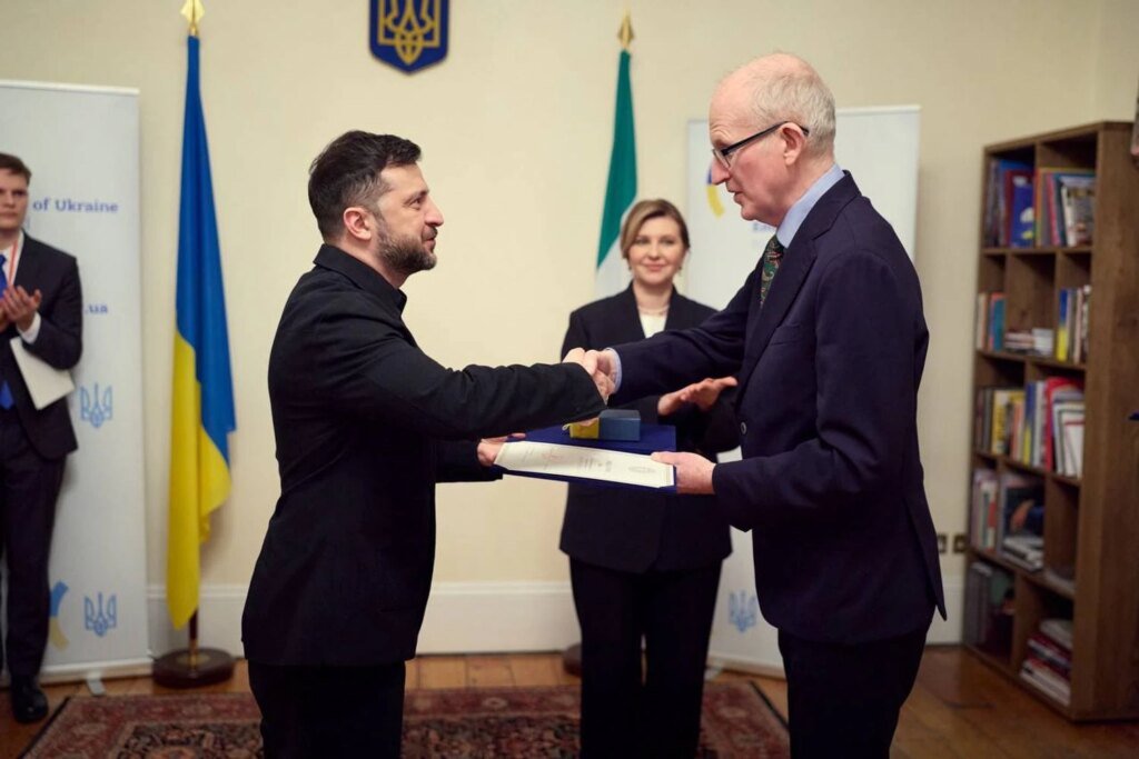 В Дублине Зеленский наградил медиков за внедрение передовых методик экстренной помощи на фронте