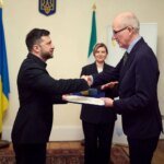 В Дублине Зеленский наградил медиков за внедрение передовых методик экстренной помощи на фронте