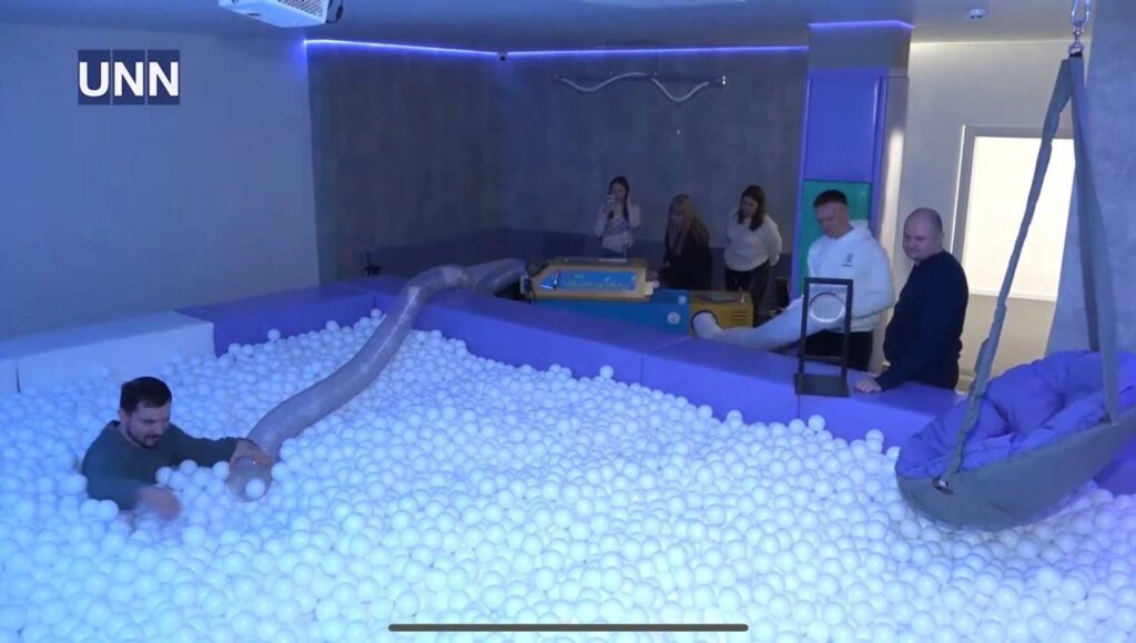 В Киеве открыли третье релакс-убежище "Без волн": пространство безопасности и ментальной поддержки во время тревог