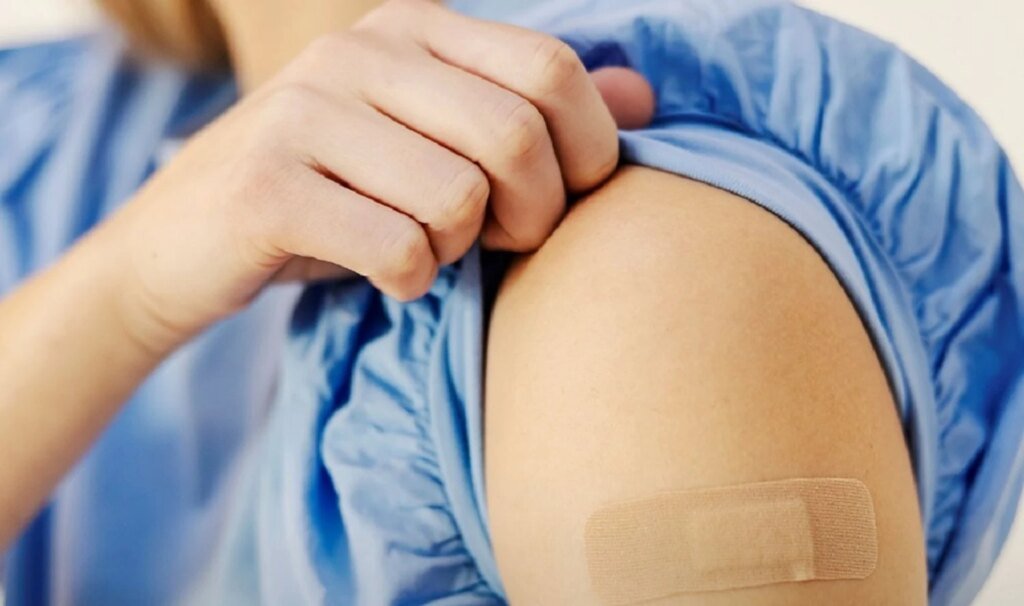 "Вакцинация — это о безопасности": в Минздраве рассказали о возможной реакции организма на прививку