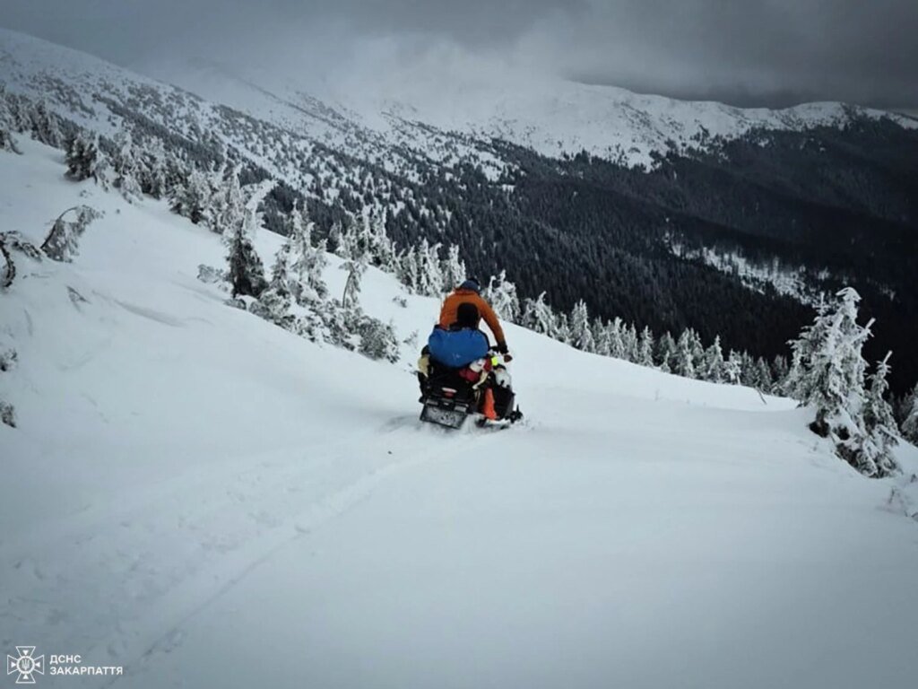 Двое туристов получили обморожения и чуть не замерзли на Черногорском хребте