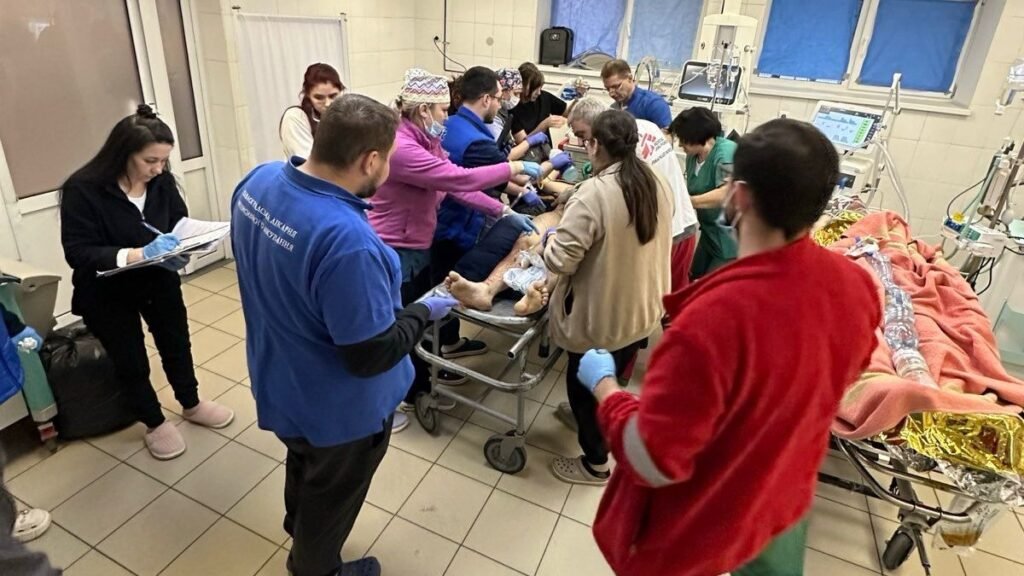 Врачи MSF вместе с украинскими медиками спасали раненых после атаки на автобус ДТЭК в Днепропетровской области